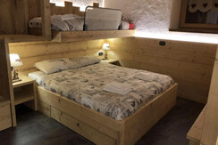 Schlafzimmer mit doppelbett une einzelbett