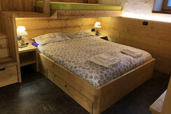 Schlafzimmer mit doppelbett une einzelbett
