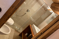 Badezimmer mit Dusche