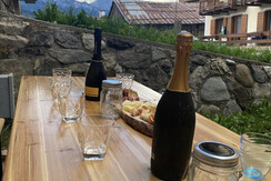 Im sommer steht ein tisch im freien zur verfugung