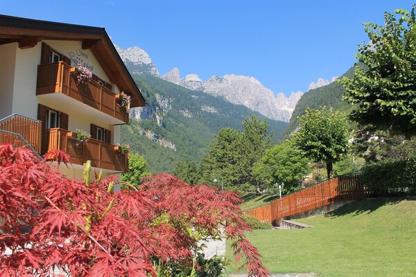 Ai piedi delle Dolomiti di Brenta