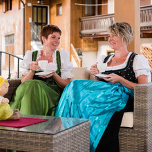 Friendly sisters 001