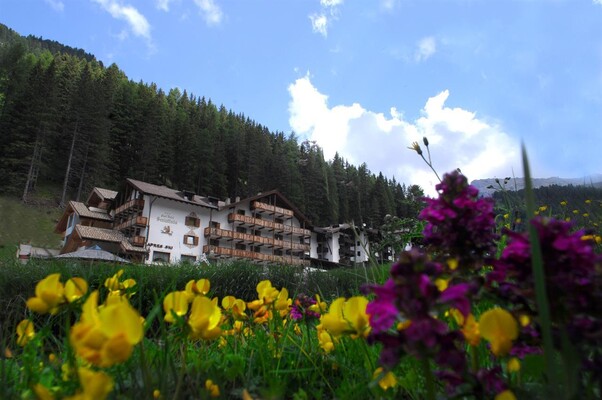 Hotel Scoiattolo Pampeago esterna1