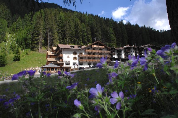 Hotel Scoiattolo Pampeago esterna estate