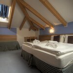  Foto von Dreibettzimmer, Dusche, WC, poolseitig