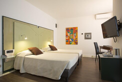 STANDARD TWIN BEDROOM