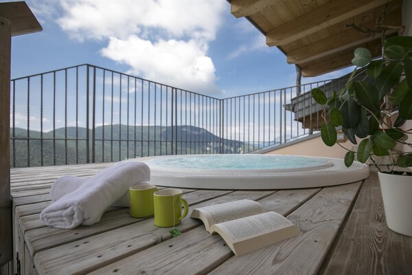 HOTEL-LUNA-BIANCA-FOLGARIA-TRENTINO-JACUZZI | © wellness luna bianca hotel