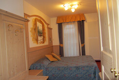 CAMERE (28)