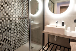 Superior_tripla_bagno_hotel_posta_comano
