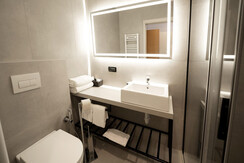 Comfort_matrimoniale_bagno_hotel_posta_comano