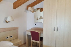 camera doppia trilocale villa