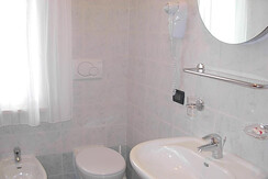 bagno trilocale hotel