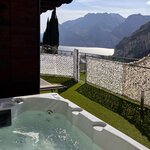 Foto di Superior vasca idromassaggio e vista lago