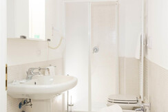 2. Monolocale con porticato_Bagno