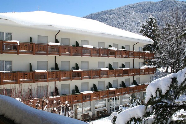 Hotel, Front Facade