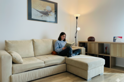 Angolo soggiorno con lettrice