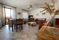 Soggiorno - vista con tavola zona pranzo e divani