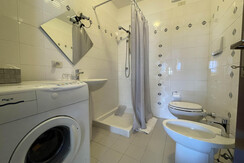Bagno con doccia, wc, bidet e lavatrice