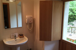 Bagno con balcone attrezzato con vista castello