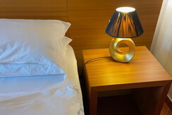 Comodino in larice trentino e lume di design