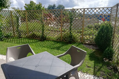 giardino con tavolo