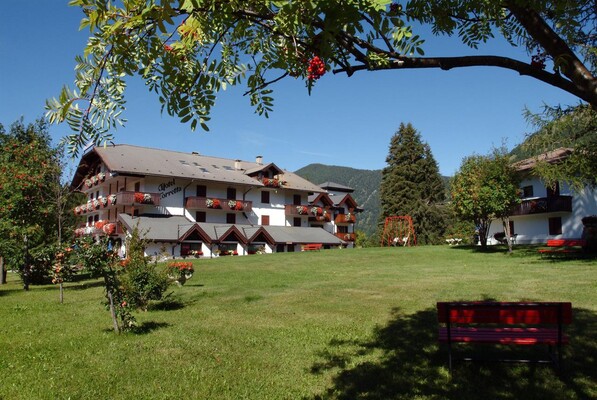 Hotel Torretta Bellamonte Predazzo esterna estate