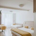  Фото Family room, bath, toilet, facing the road | © Hotel Venezia