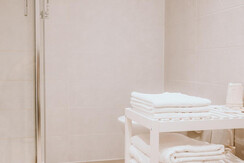 Bathroom (Triple room with city view)