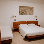  Фото 3-местный номер, душ, туалет, Стандарт