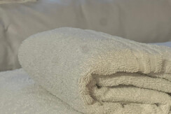 DETTAGLIO LETTO CON ASCIUGAMANI