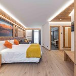  Фото 4-bed room, shower and bath, toilet, facing the mountains