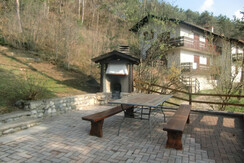Casa Ambra: giardino con area barbecue