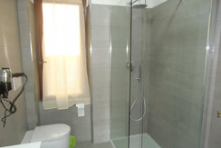 Bagno con ampio box doccia
