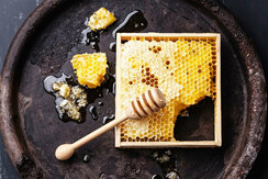 Un favo con il miele