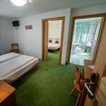 Foto Čtyřlůžkový pokoj, sprcha, WC, směrem k horám