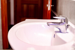 bagno in camera doppia in hotel in centro a canaze