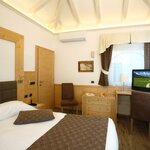  Photo of 4-bed room, shower and bath, toilet, 2 bed rooms