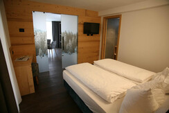 SUITE 4 (2)
