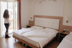 Alphotel Milano camera 3-¦ piano con modella 2 (2)