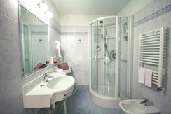 Bagno Deluxe Tirolese, con doccia idromassaggio