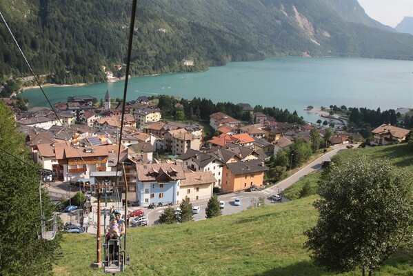 La casa e il paese visti dalla funivia