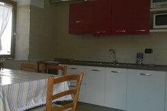 cucina con tavolo
