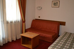 camera con divano e balcone