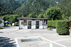 camper service a lavatoi sullo sfonfo