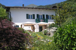 Vista sulla casa Cadenzi dal giardino