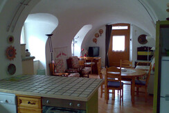 ingresso con soggiorno e cucina