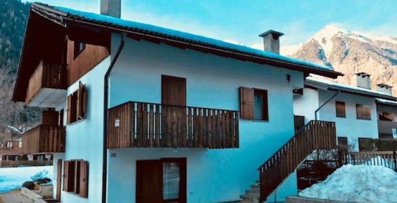 casa nel verde esterno inverno