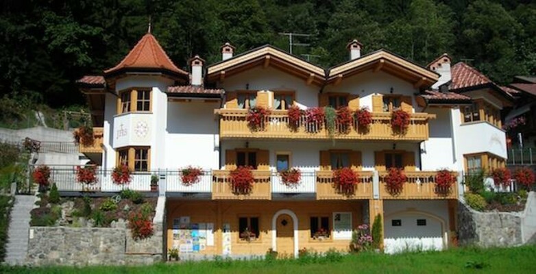 appartamenti pinzolo_casa tirolensis_esterno pano