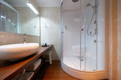 bagno con doccia idromassaggio