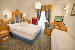 Camera tripla Classic